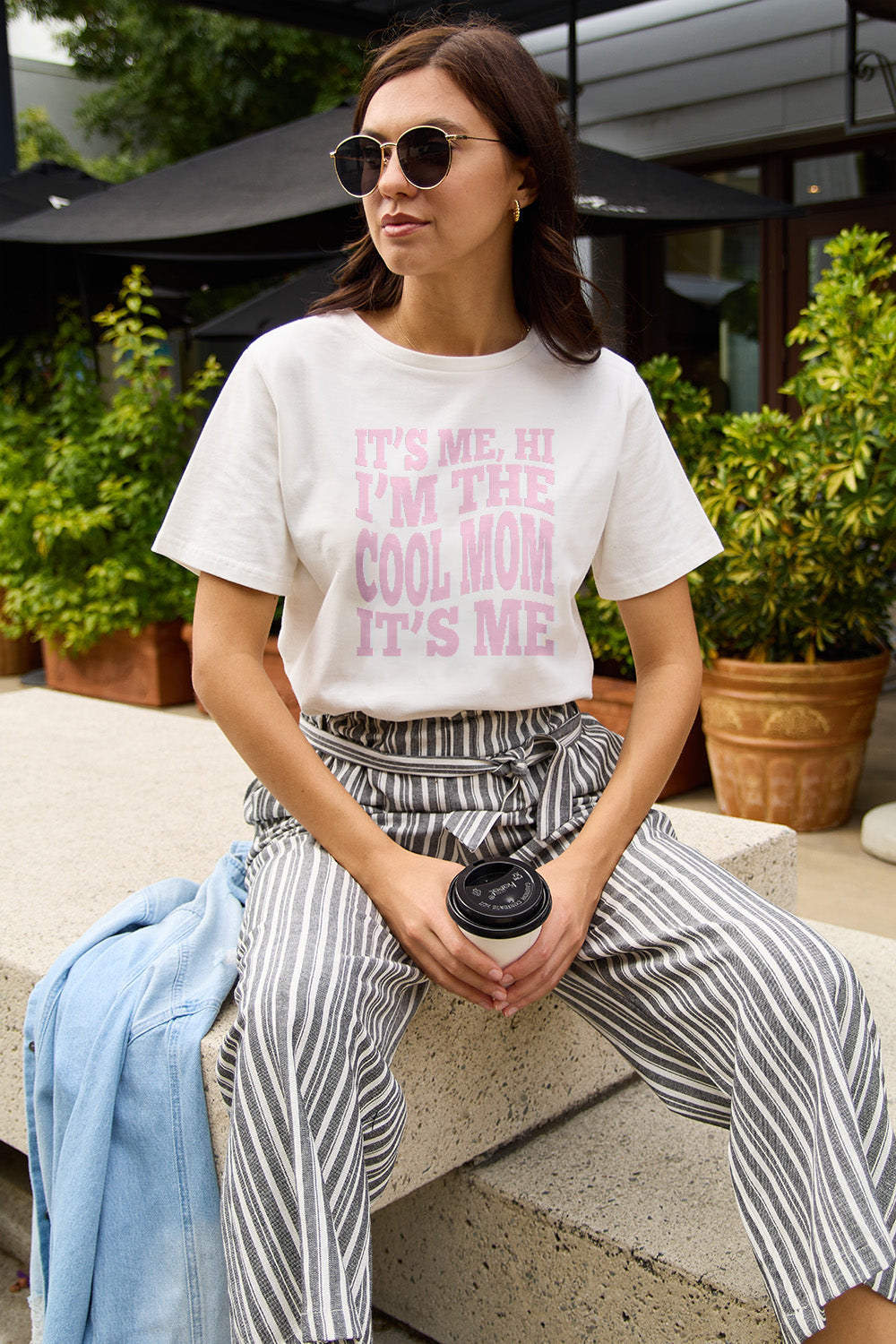 “The IT'S ME,HI I'M THE COOL MOM IT'S ME” Round Neck T-Shirt