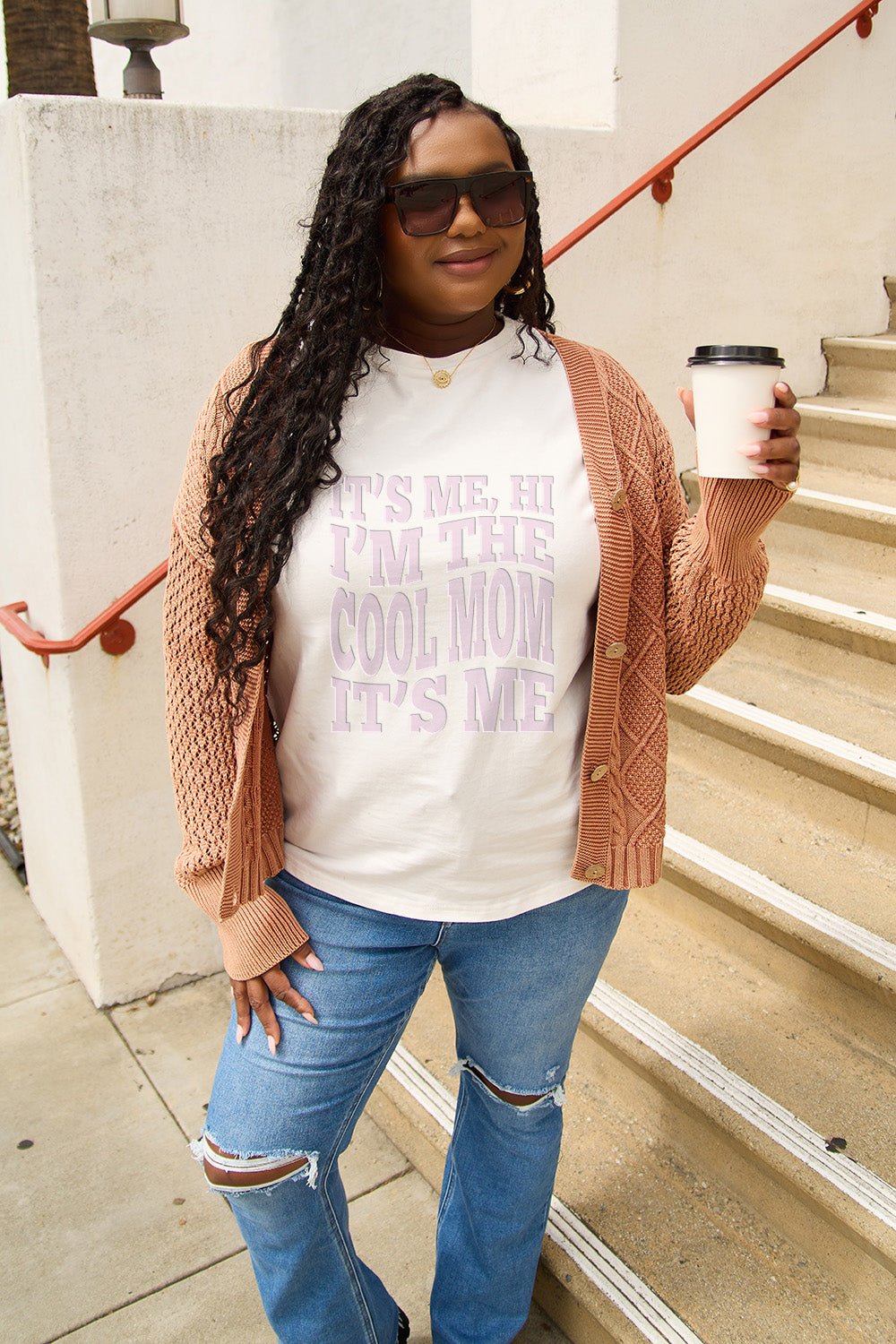 “The IT'S ME,HI I'M THE COOL MOM IT'S ME” Round Neck T-Shirt