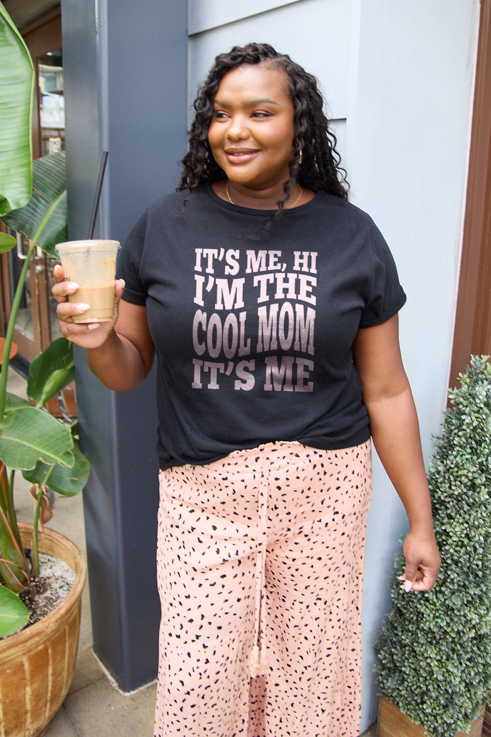 “The IT'S ME,HI I'M THE COOL MOM IT'S ME” Round Neck T-Shirt