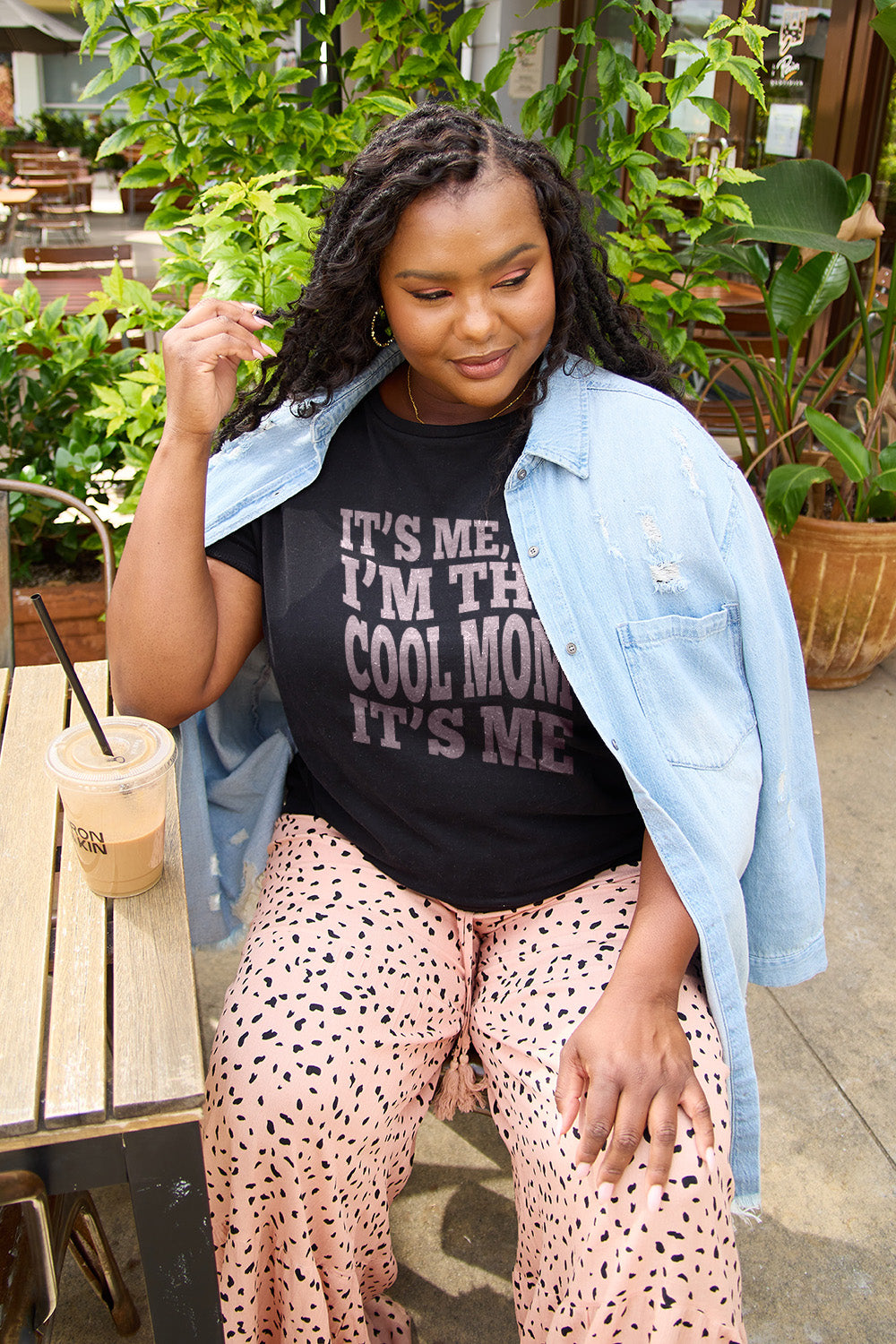 “The IT'S ME,HI I'M THE COOL MOM IT'S ME” Round Neck T-Shirt