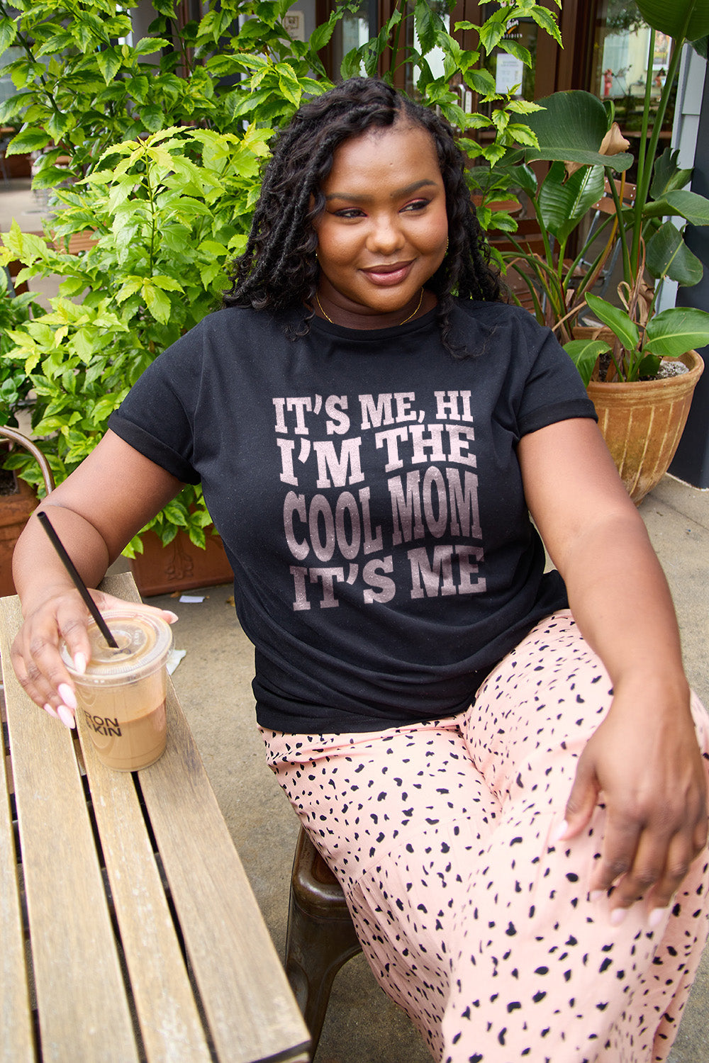 “The IT'S ME,HI I'M THE COOL MOM IT'S ME” Round Neck T-Shirt