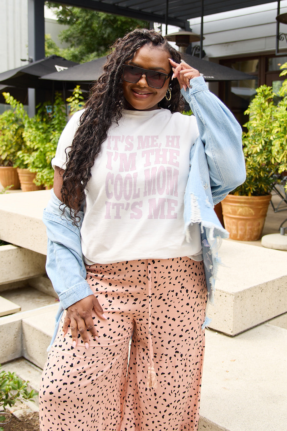 “The IT'S ME,HI I'M THE COOL MOM IT'S ME” Round Neck T-Shirt