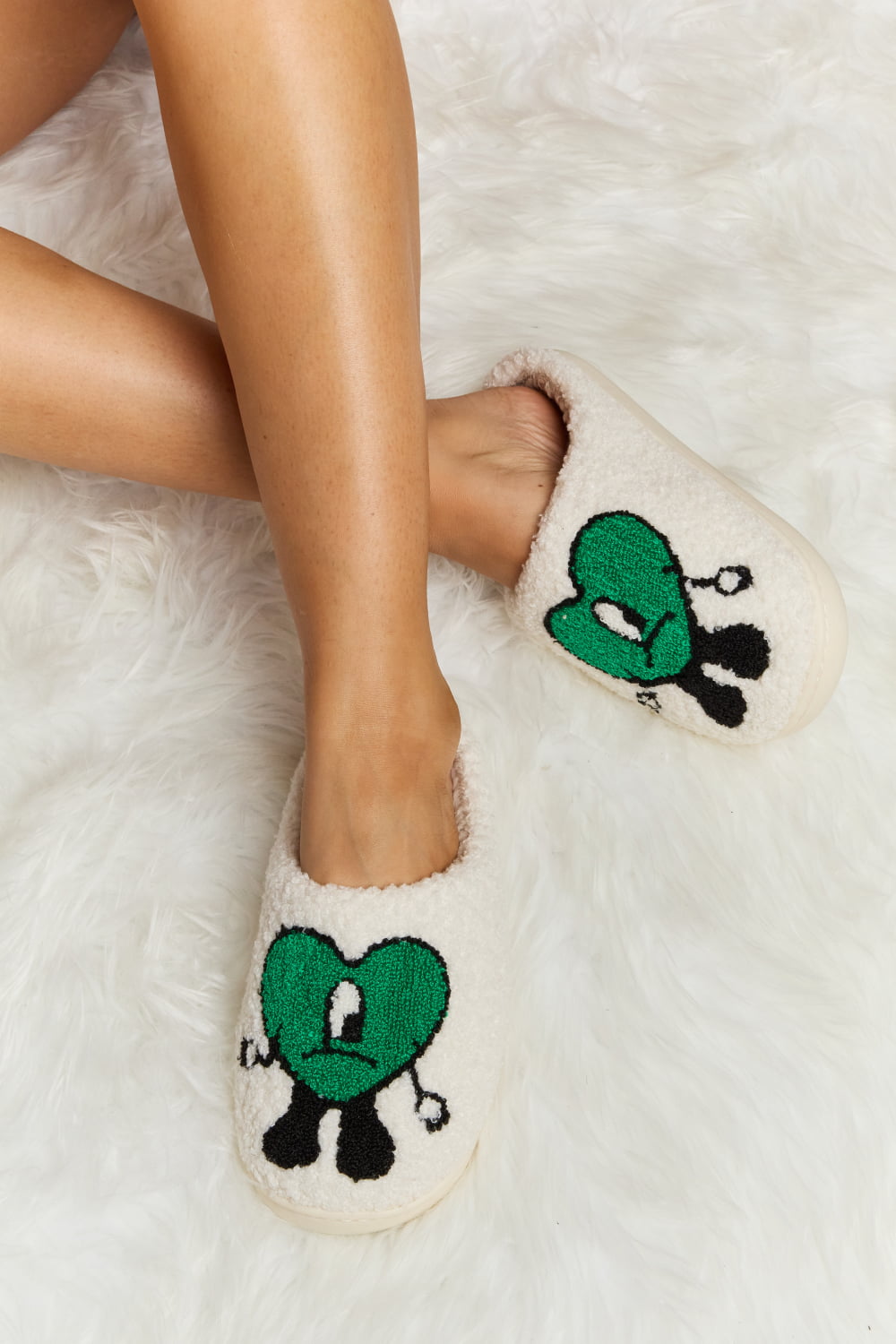 “The Distrusting Love Heart” Print Plush Slippers