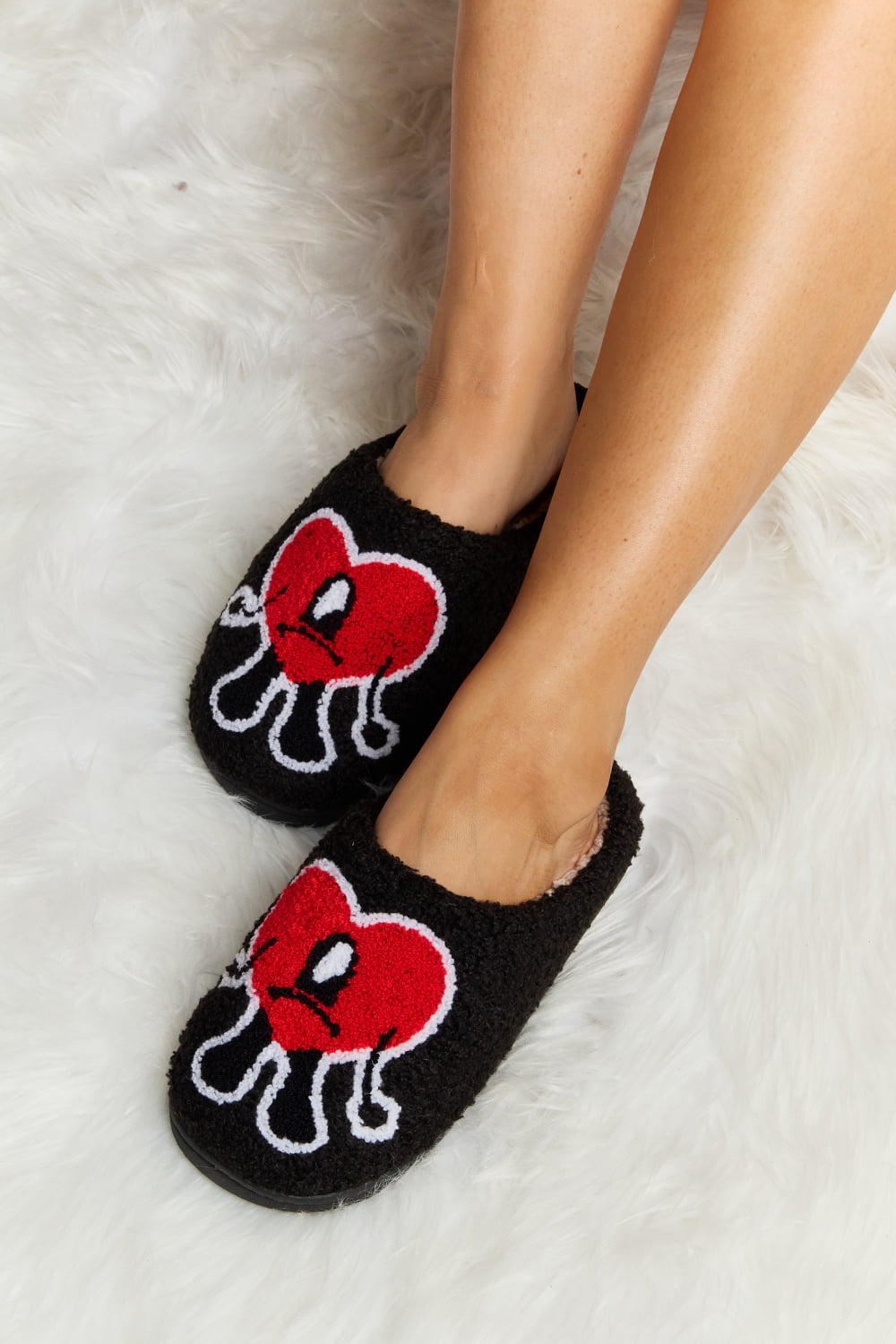 “The Distrusting Love Heart” Print Plush Slippers