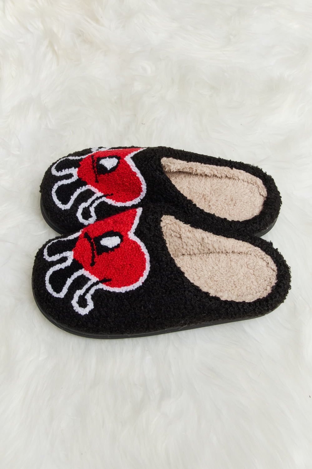 “The Distrusting Love Heart” Print Plush Slippers