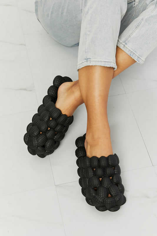 “The Laid Back Bubble” Slides in Black