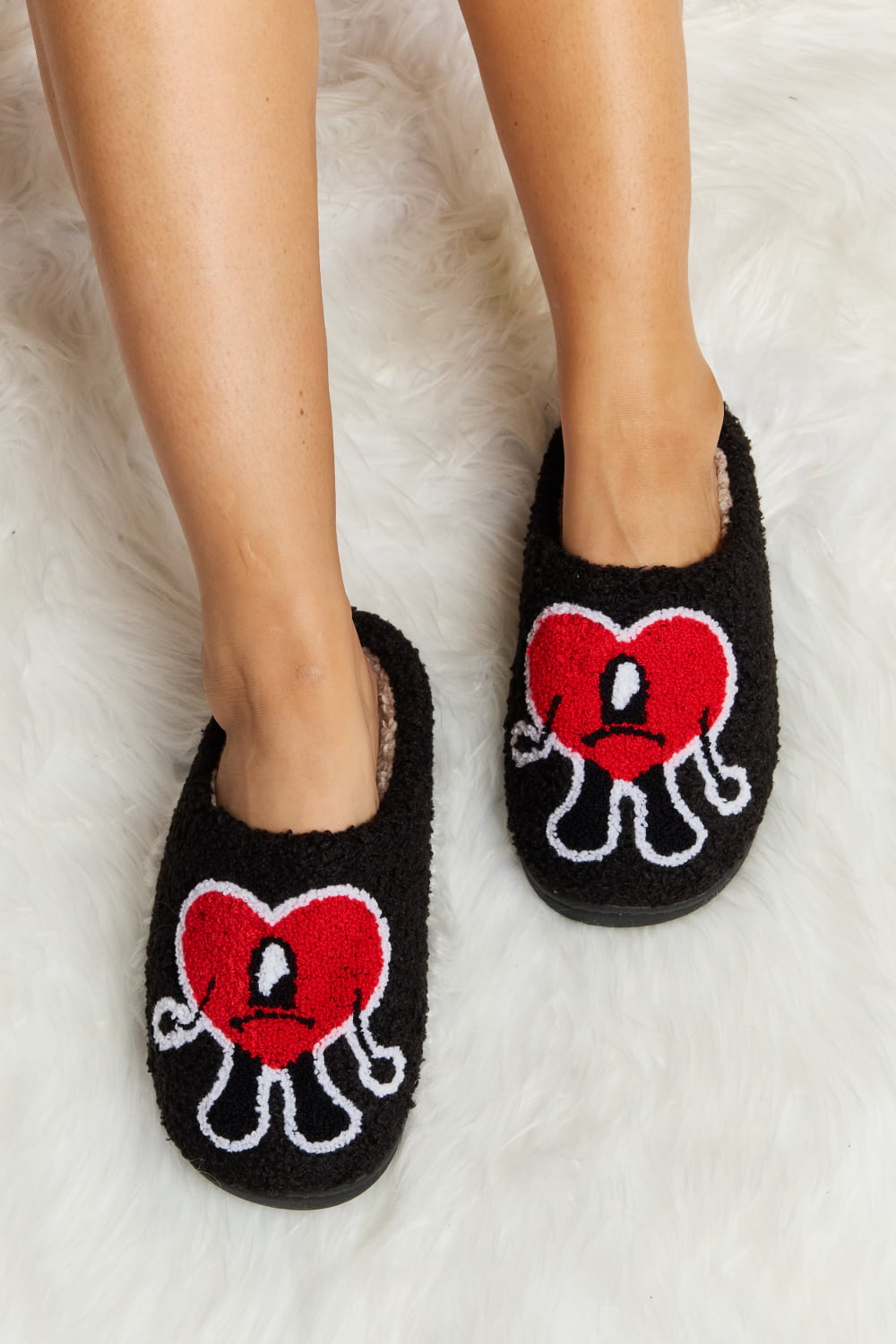 “The Distrusting Love Heart” Print Plush Slippers