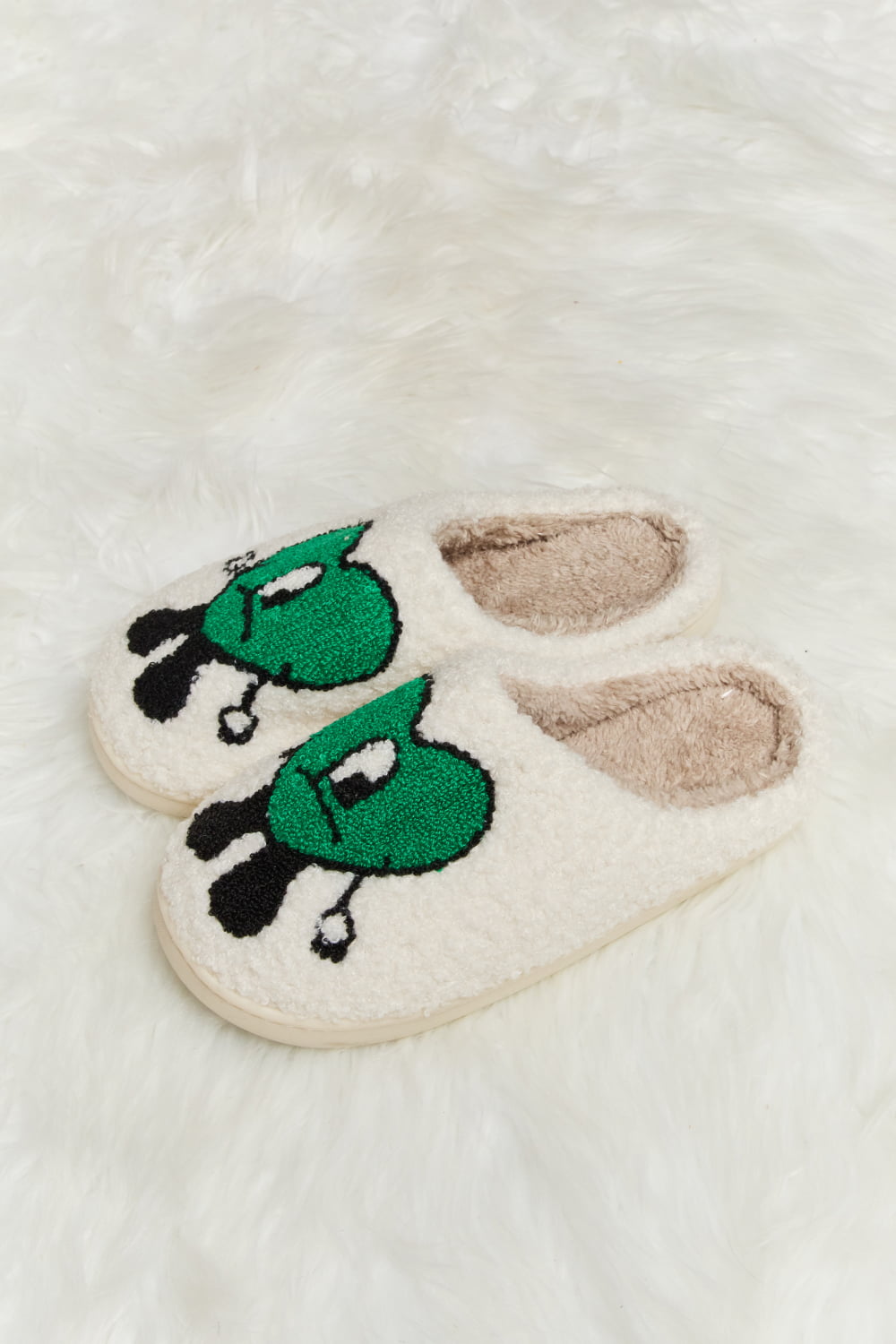 “The Distrusting Love Heart” Print Plush Slippers