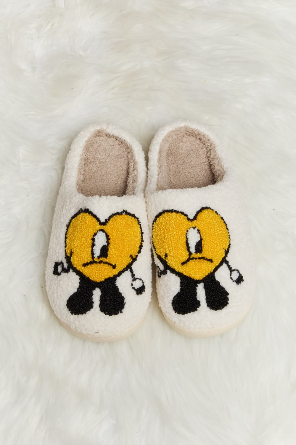 “The Distrusting Love Heart” Print Plush Slippers