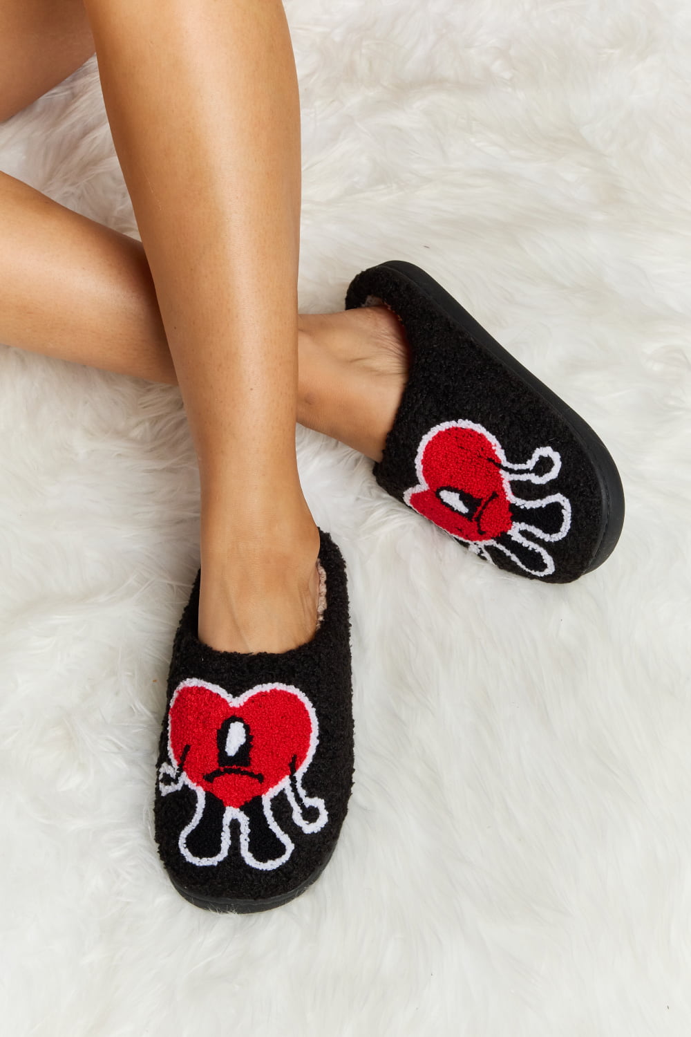 “The Distrusting Love Heart” Print Plush Slippers