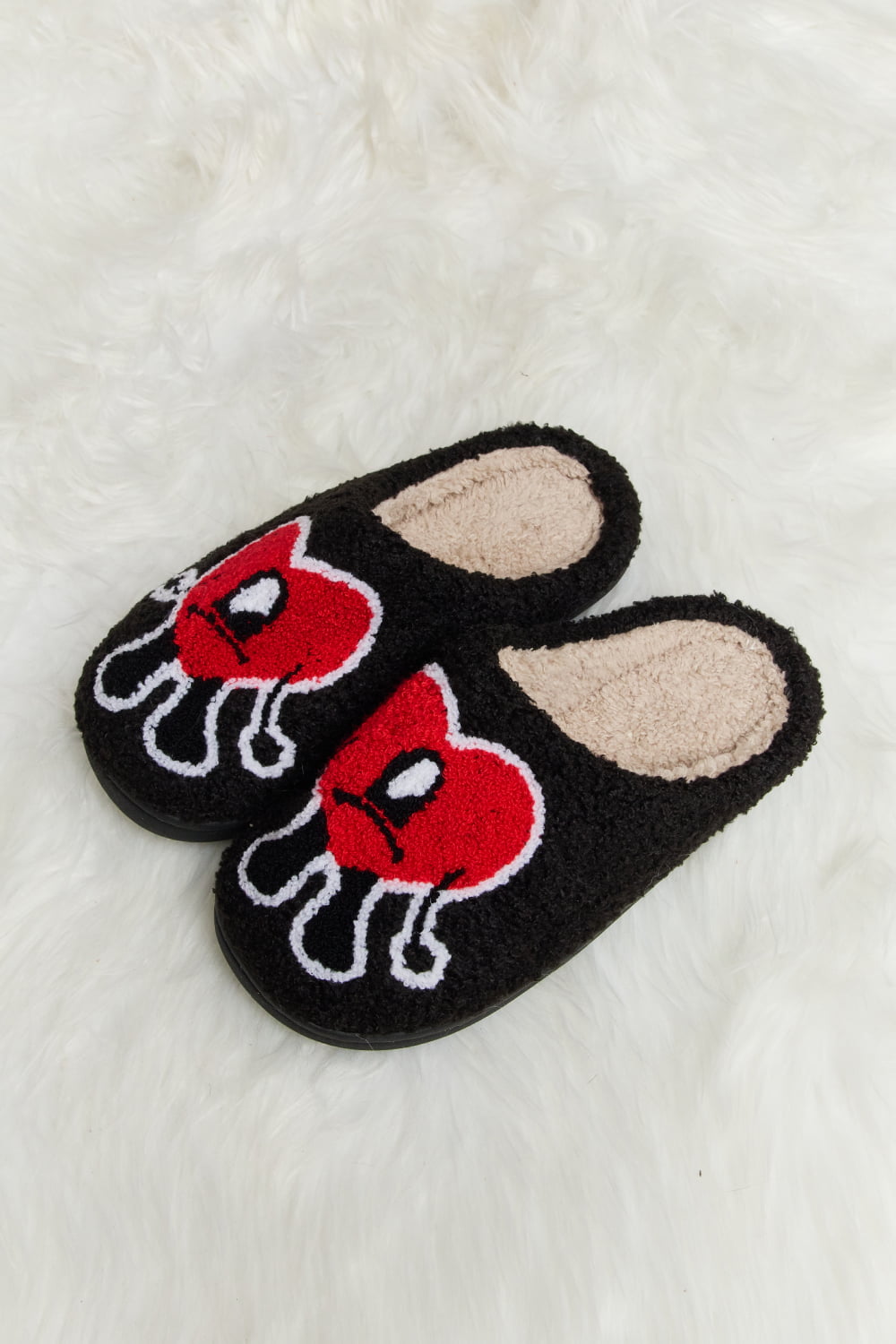 “The Distrusting Love Heart” Print Plush Slippers